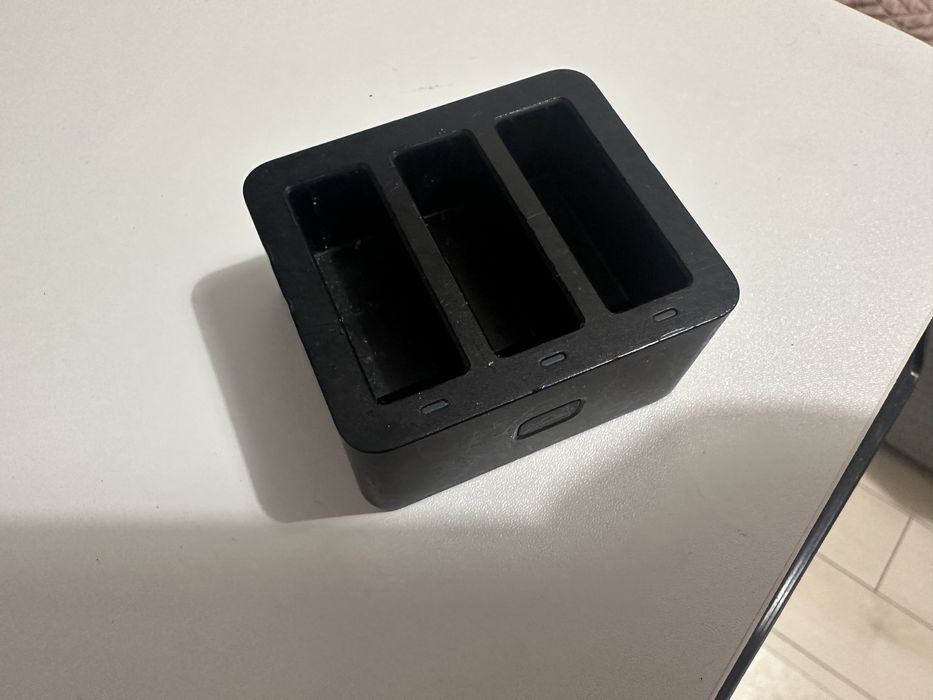 3 baterie DJI Osmo Action 1 (w tym 1 nowa) + Hub do ładowania