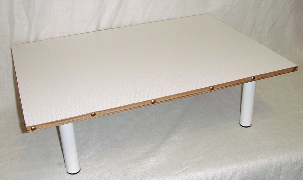 Столик переносной низкий для еды и игры сидя на полу