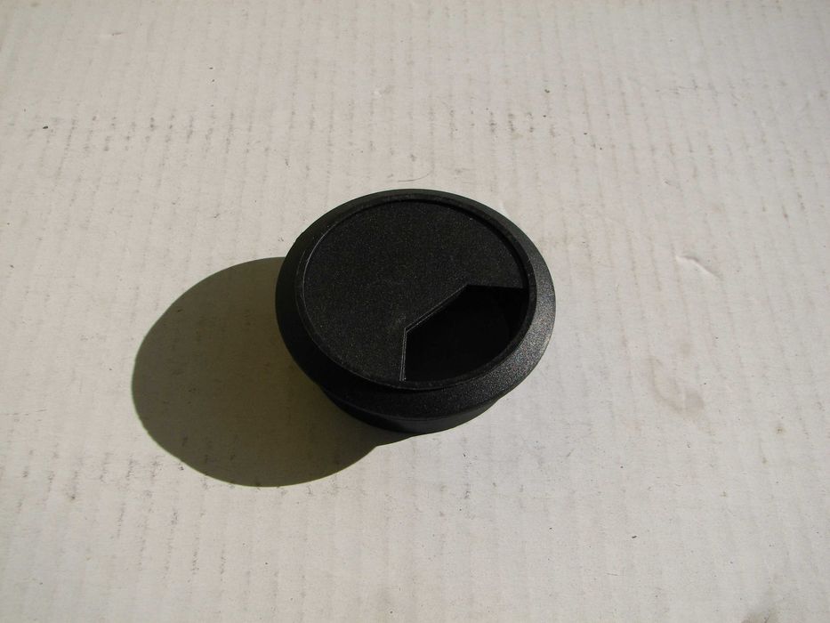 Вставка для вывода проводов, шлангов в, из мебели