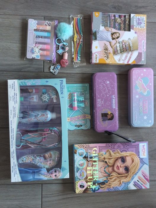 Vendo o conjunto de artigos cosméticos para criança