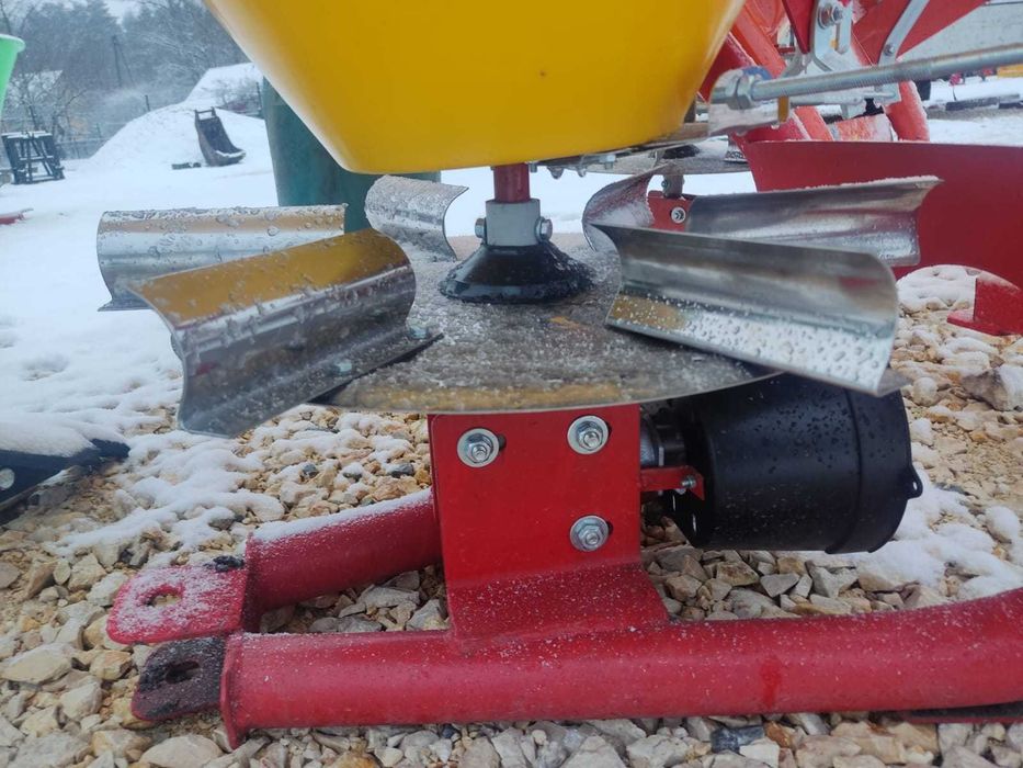 Nowy desing - 6 łopatek rozsiewających z regulacją 4-24 rozsiewacz