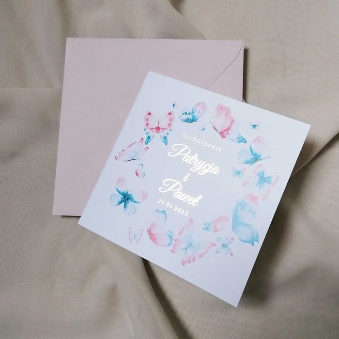 Zaproszenia ślubne z motylemi i złoceniem