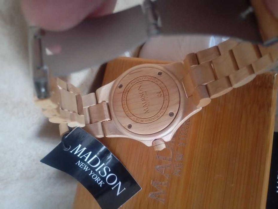à venda:
relógio muito bonito em madeira da marca MADISON NEW YORK.
