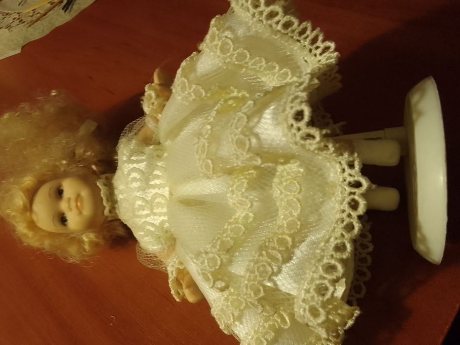 Кукла "кудряшка" на подставке