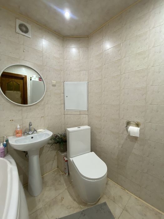 Продається БЕЗ КОМІСІЇ ДЛЯ ПОКУПЦЯ 2-х кімнатна квартира на Дружбі!