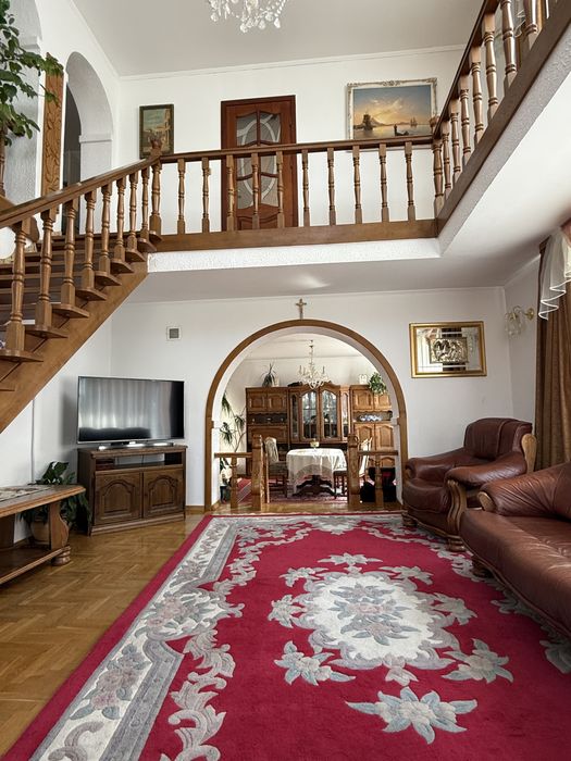 Продається будинок з басейном і сауною