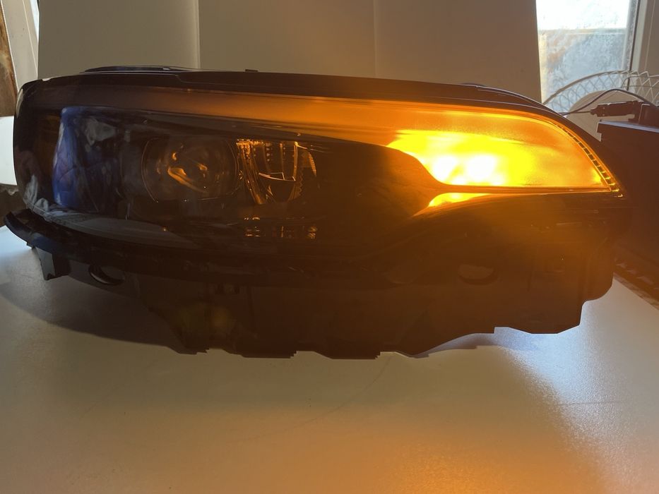 Продам праву ліву  фару Jeep Cherokee KL оригінал