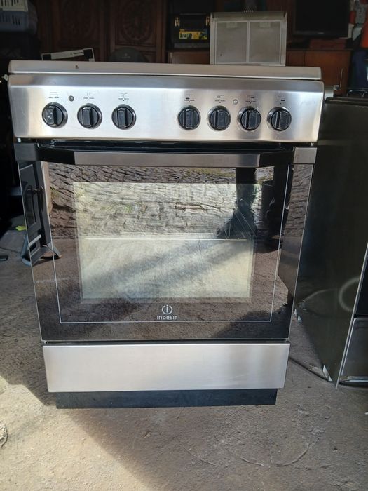 Vendo fogão eléctrico, vitrocerâmica,  Indesit. Em muito bom estado.