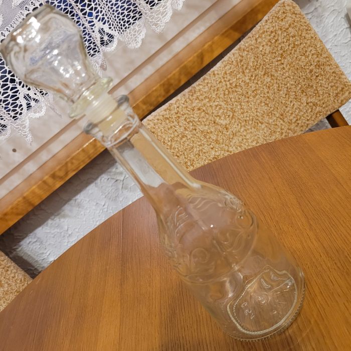 Szklana karafka, zamykana