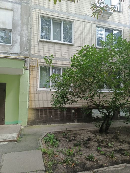 Продается под ремонт 1к метро Ипподром,Лятошинского 8а