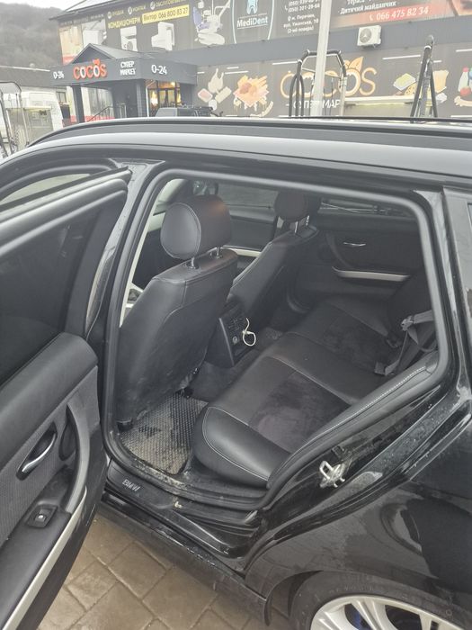 Продам БМВ 3 серії 2011 року в хорошому стані.