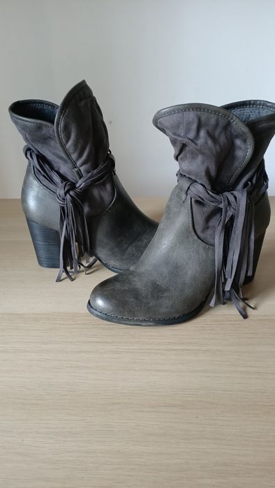 Botki szare buty damskie ocieplane frędzle CCC rozmiar 40