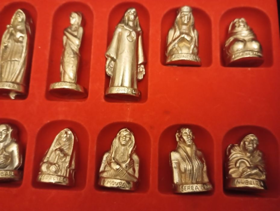Tabuleiro de damas com peças em metal