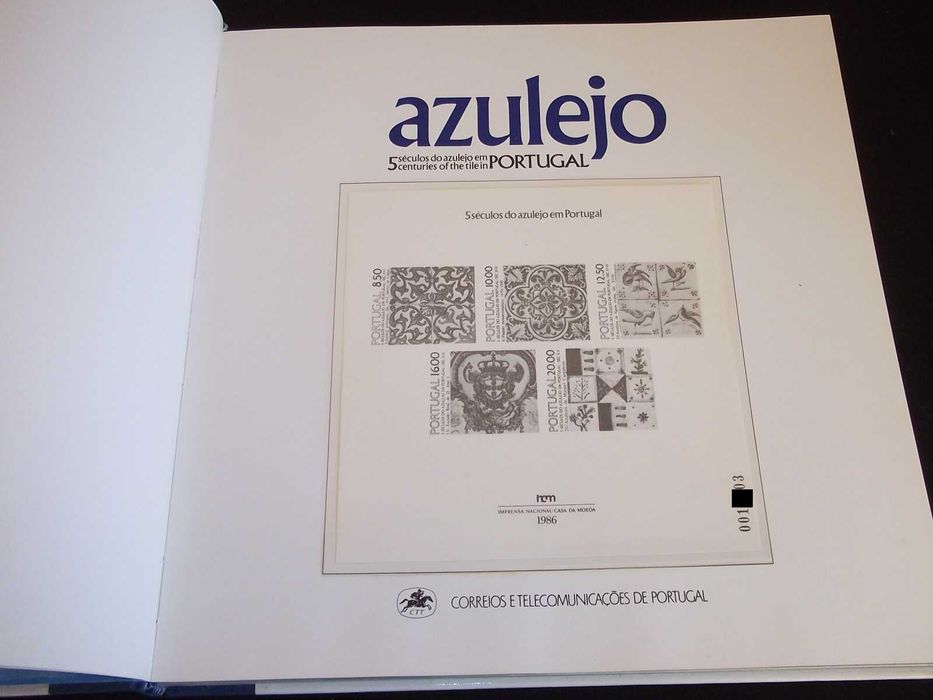 Livro Azulejo 5 séculos em Portugal com selos CTT filatelia