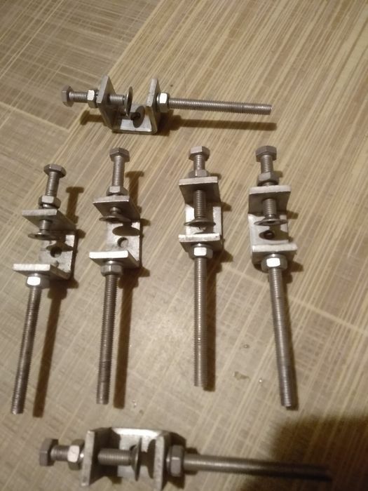 Струбцина для зажиму металевих або дерев'яних деталей