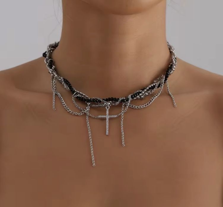 Многослойное колье-чокер в стиле рок-глам

Многослойное колье-чокер