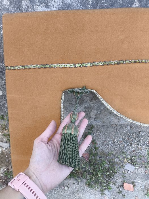 Sanefa clássica estofada em tom mostarda com borlas verdes