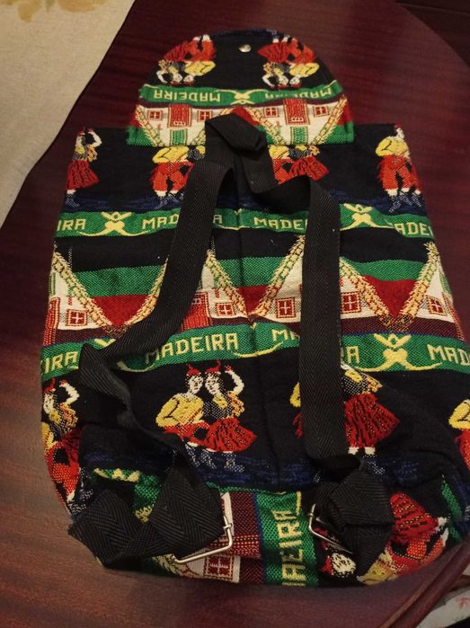 Mochila da ilha da Madeira em tecido bordado a cor