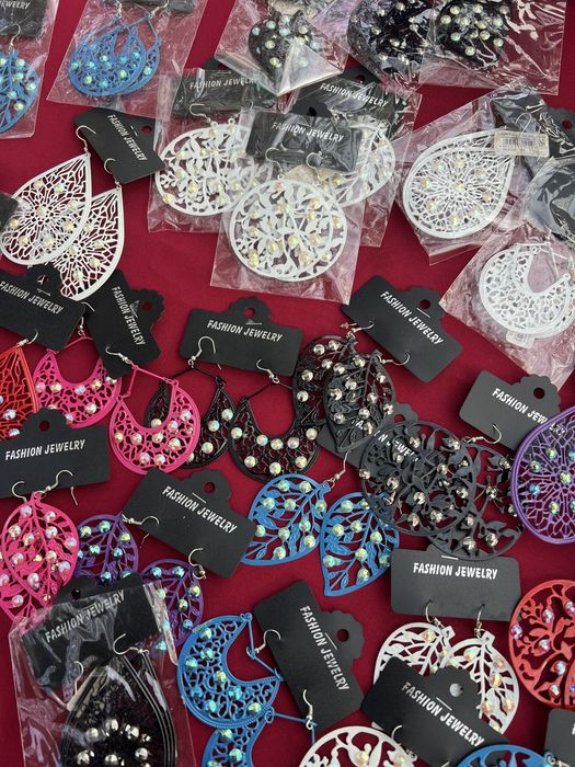 lote 32 pares de brincos novos