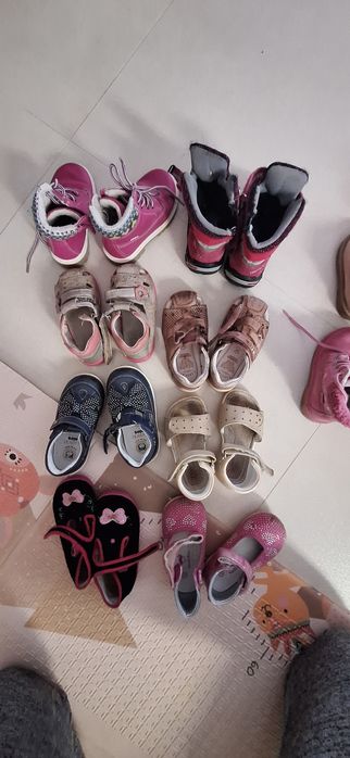 Buty w różnych rozmiarach 22-25