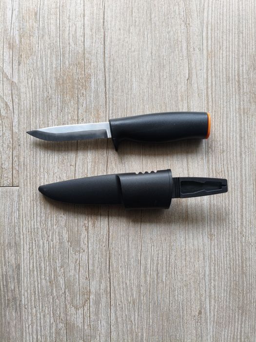 Faca multiusos 10cm de lâmina de aço e bainha FISKARS K40