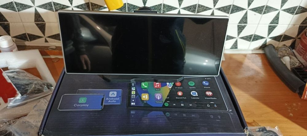 Відеореєстратор з камерою заднього огляду та Android auto