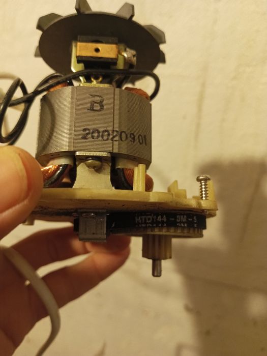 Двигун до кухонного комбайна