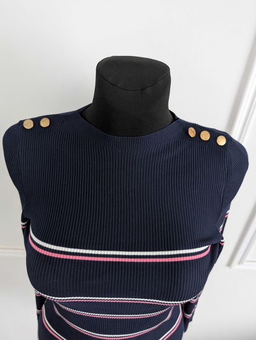 Granatowa sweterkowa sukienka w paski na zime z długim rękawem