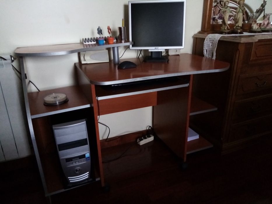 Computer, screen, keyboard, speakers, mouse and desk, everything works64585109137666122