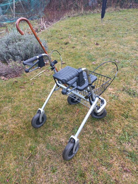 Sprzedam Chodzik rehabilitacyny balkonik

Koła