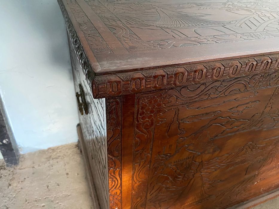 Baú trabalhado em madeira