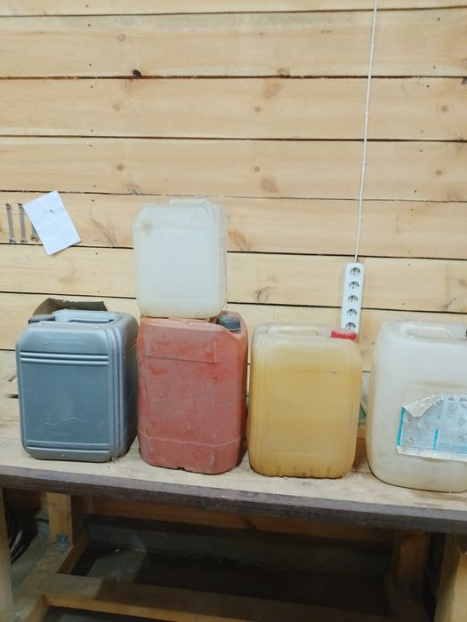 Каністри пластикові продам