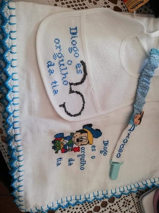 fralda e babete bordada /  fitinha de chupeta