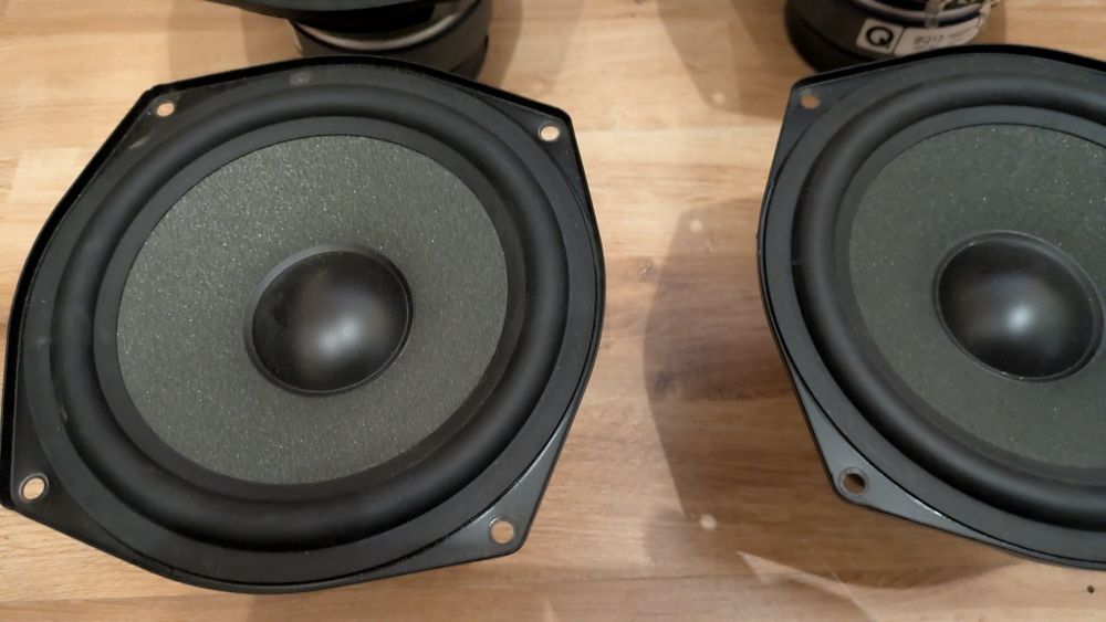 Qacoustic  2050i srednio basowe ton