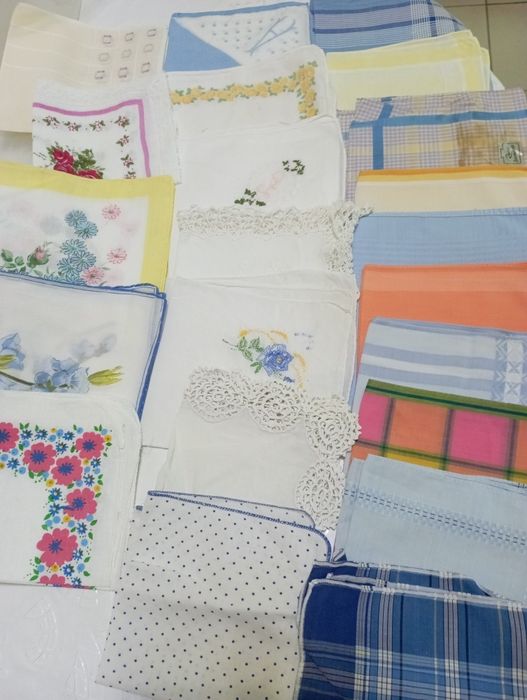 Женские носовые платочки.