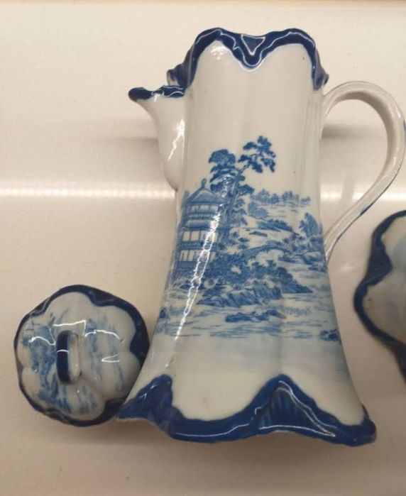 Par de cafeteiras em porcelana oriental