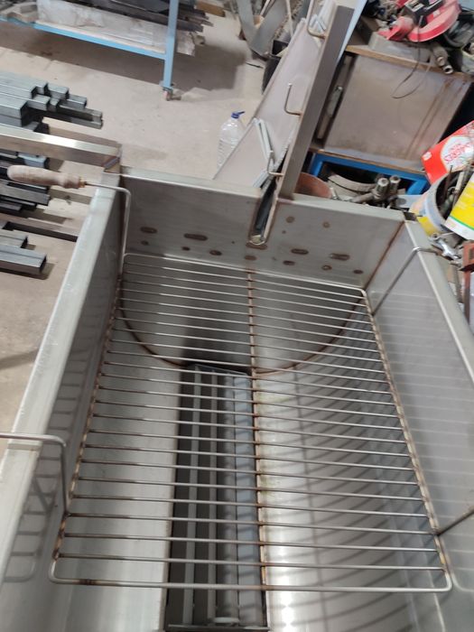 Churrasqueira inox para porco no espeto