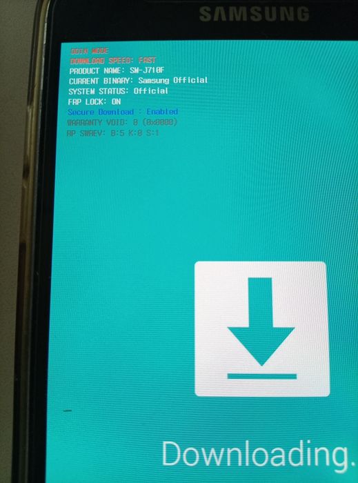 Телефон Samsung J7