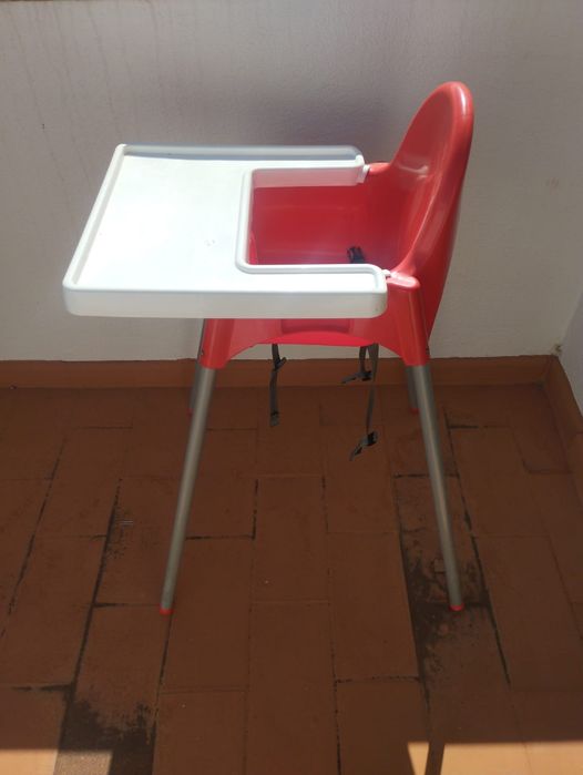 Cadeira IKEA vermelha