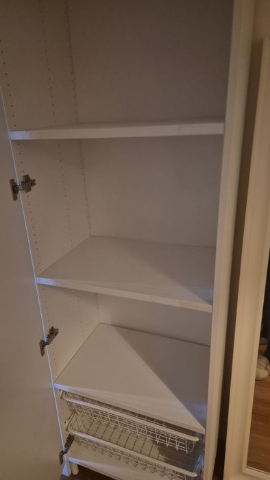 Móvel branco com prateleiras IKEA