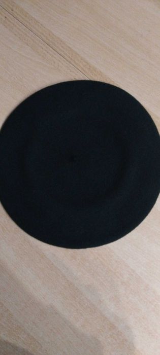 Beret z antenką w kolorze ciemnozielony.
