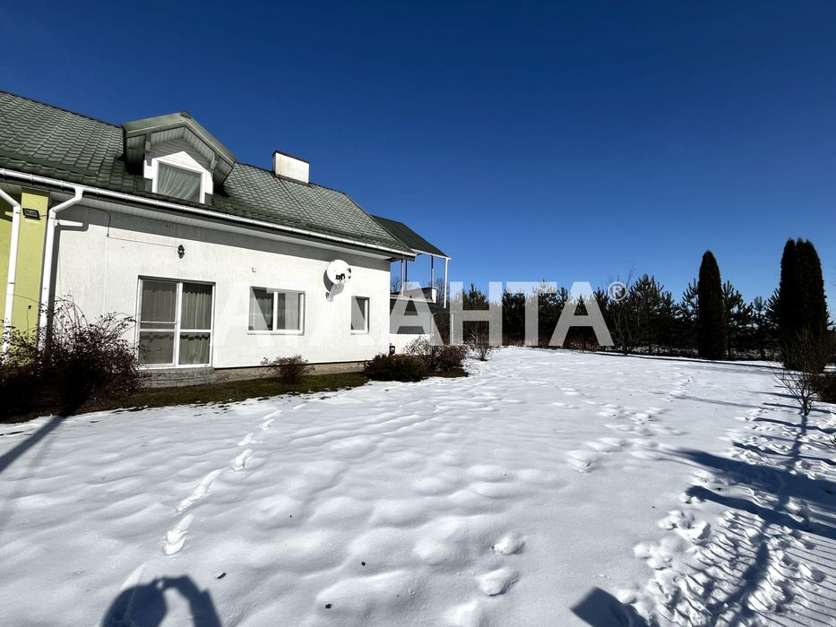 Продаж котеджу в смт Запитів + 10 соток землі.