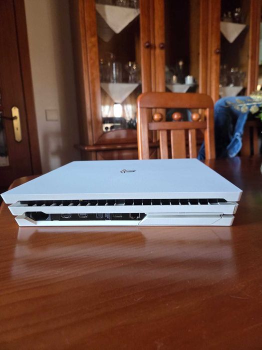 PlayStation 4 Pro 1TB (Branca) + 2 Comandos + 10 Jogos