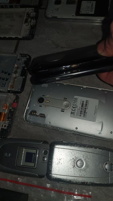 Zestaw 7 telefonów 15 ekranów 5 bateri 3 etui
