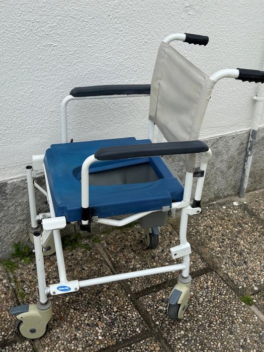 Cadeira Sanitária de Banho com Rodas – Máxima Mobilidade e Conforto