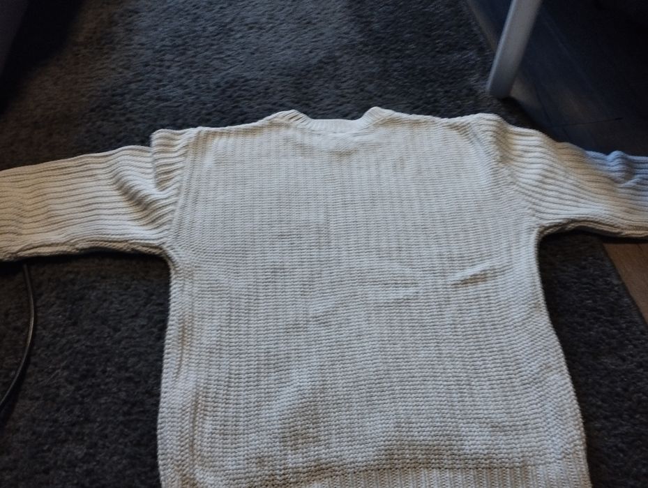 Sprzedam biały sweterek