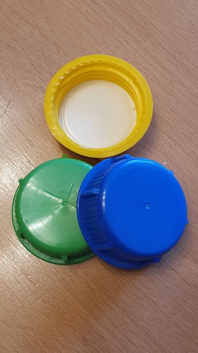 Пластикові кришки для каністр.