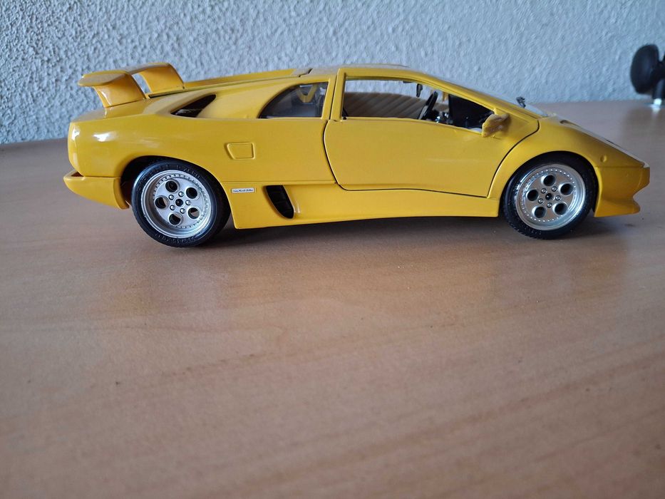 Lamborghini Diablo (1990) da Bburago na escala 1:18