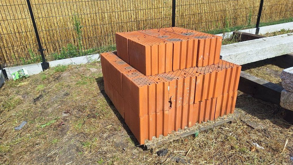Pozostałosci po budowie. Pustak Wienerberger Porotherm 25. WC, wychodek.