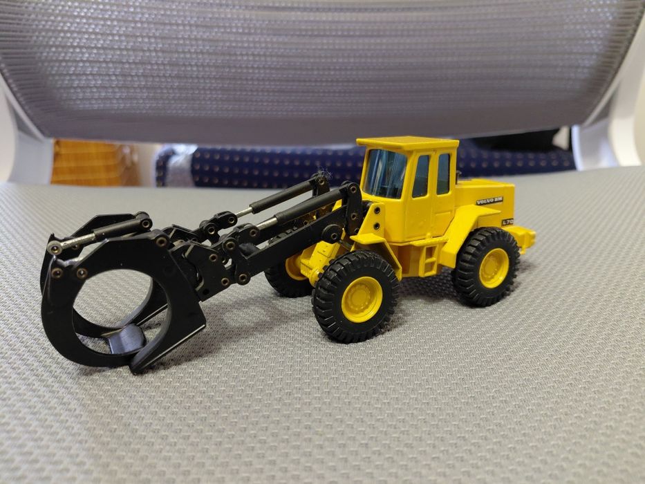 Miniatura Joal - Volvo BM L70 com Garra de Troncos - Escala 1:50